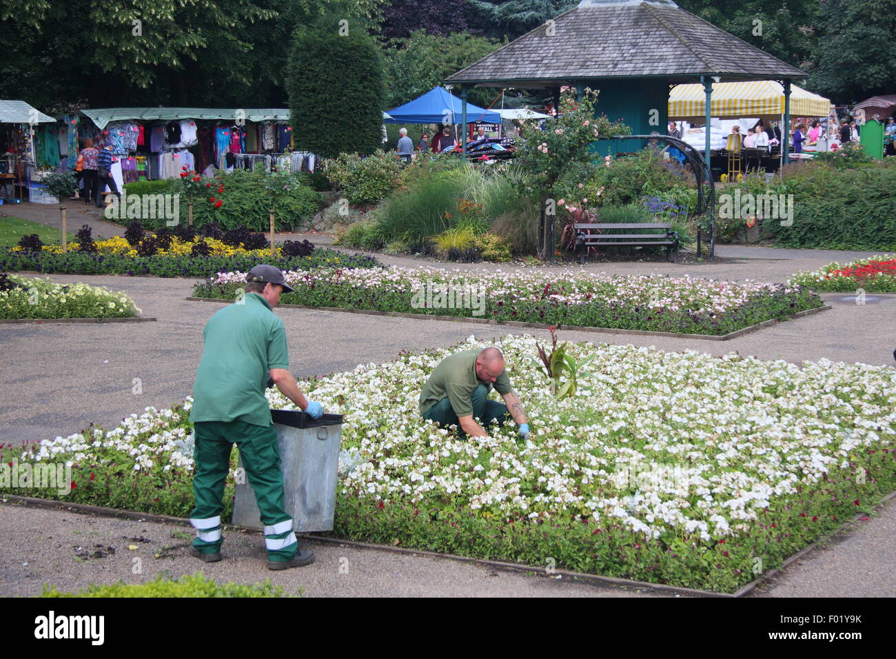 Des Rates Arbeitnehmer tendenziell Blumenbeete in formalen Gärten in Hall Leys Park, Matlock, Derbyshire England UK Stockfoto