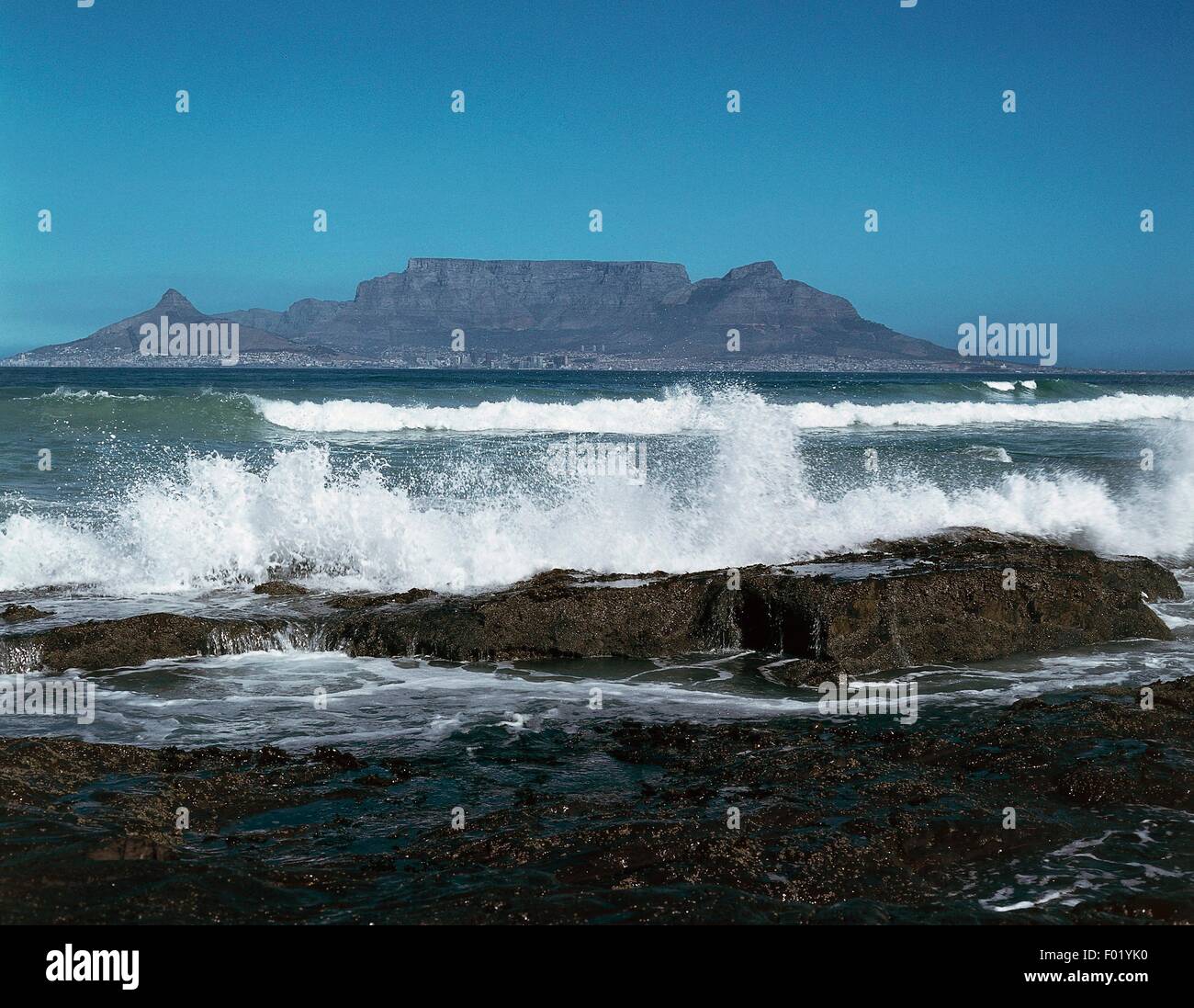 Tafelberg und Kapstadt gesehen vom Bloubergstrand, Tafelberg ist flankiert von Devil es Peak auf der linken Seite und Löwenkopf auf der rechten Seite, Südafrika. Stockfoto