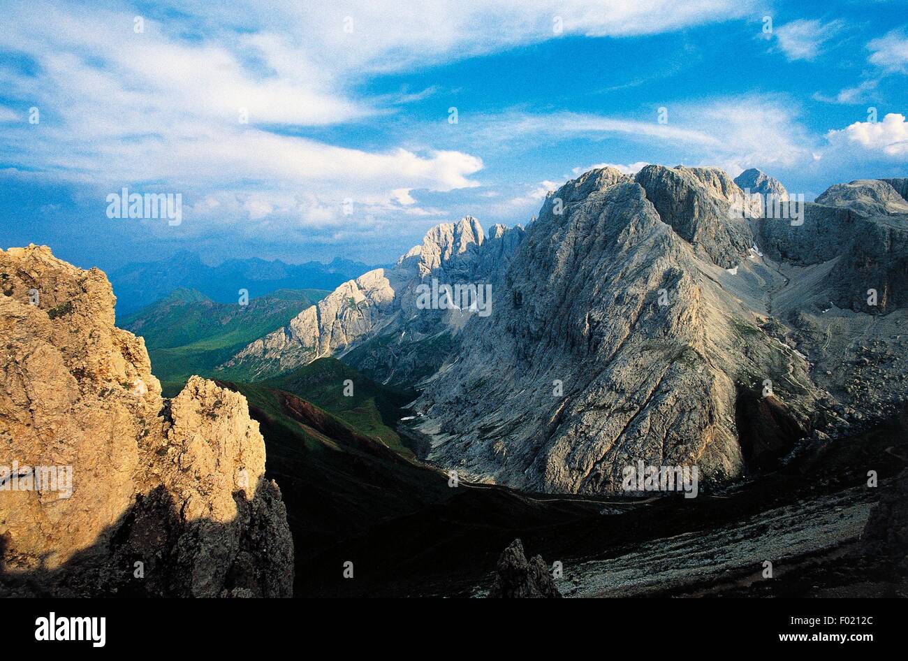 Denti di Terrarossa, Schlern Berg- und Alpe di Siusi, Naturpark Schlern-Rosengarten, Dolomiten (UNESCO-Welterbe, 2009), Trentino-Alto Adige, Italien. Stockfoto