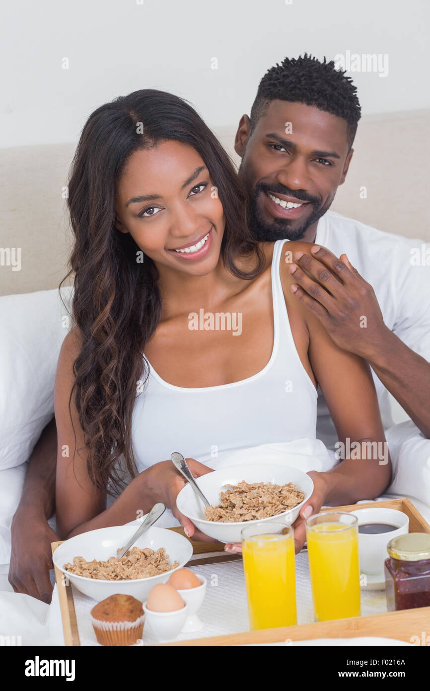 Entspannte paar zusammen im Bett frühstücken Stockfoto