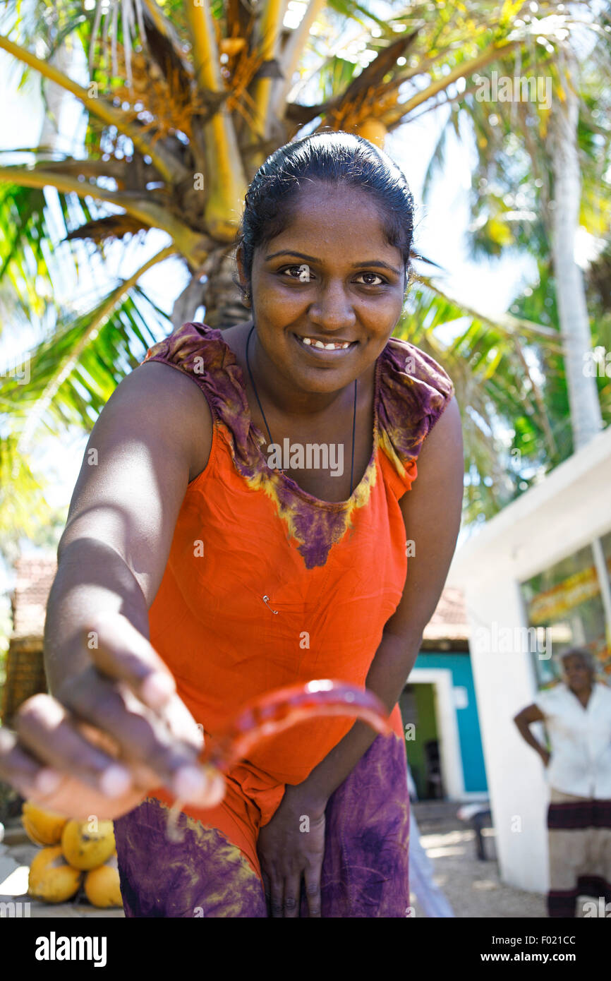 Frau, 22 Jahre alt, hält eine Chilischote, Dondra, Ceylon, Sri Lanka, Indischer Ozean, Südprovinz Stockfoto