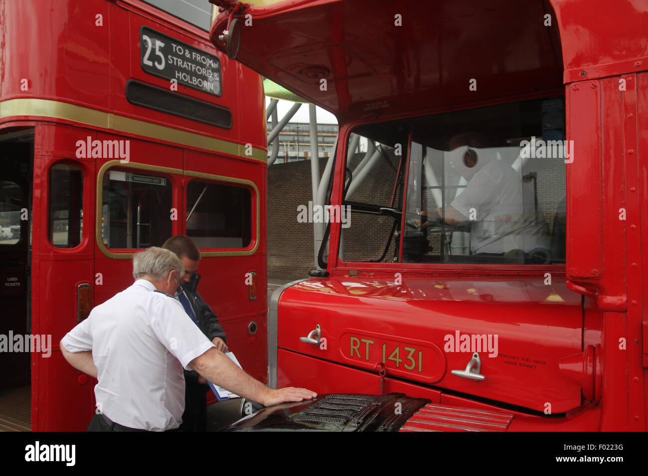 London, UK. 6. August 2015. Eine Route master Busfahrer in der Warteschlange bei Stratford Bus Station auf dem Weg in die Stadt. Eine zusätzliche 250 Busse, darunter alte Routemaster-Busse wurden auf den Straßen wie die Nacht, die das Rohr Rohr streiken eine 24-Stunden Service Zeile herunterfährt. Londoner U-Bahn Streik der Gewerkschaften zum zweiten Mal in einem Monat. Foto: Credit: David Mbiyu/Alamy Live-Nachrichten Stockfoto