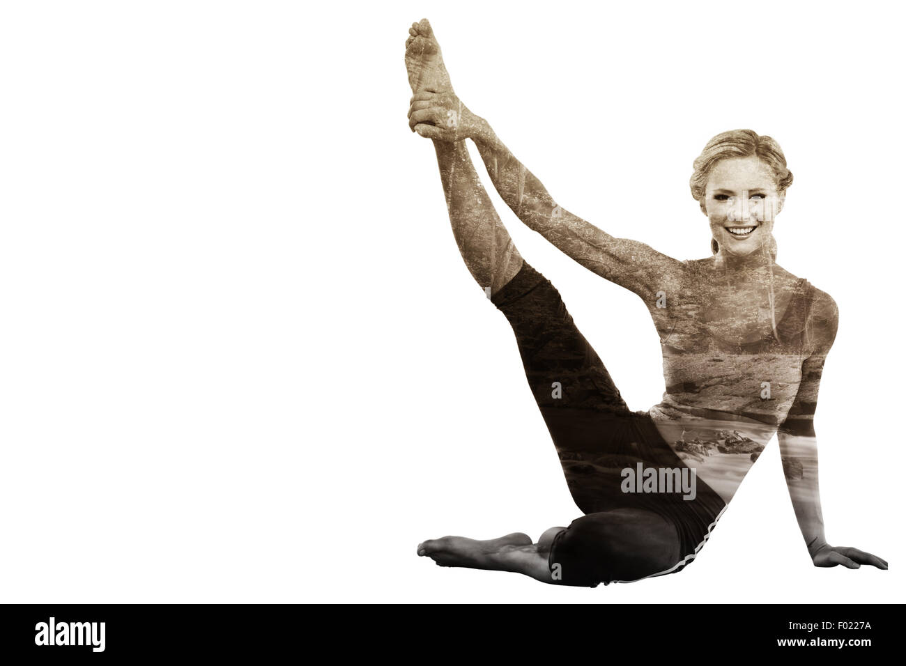 Zusammengesetztes Bild der athletische Blondine sitzen auf Boden Dehnung Bein lächelnd in die Kamera Stockfoto