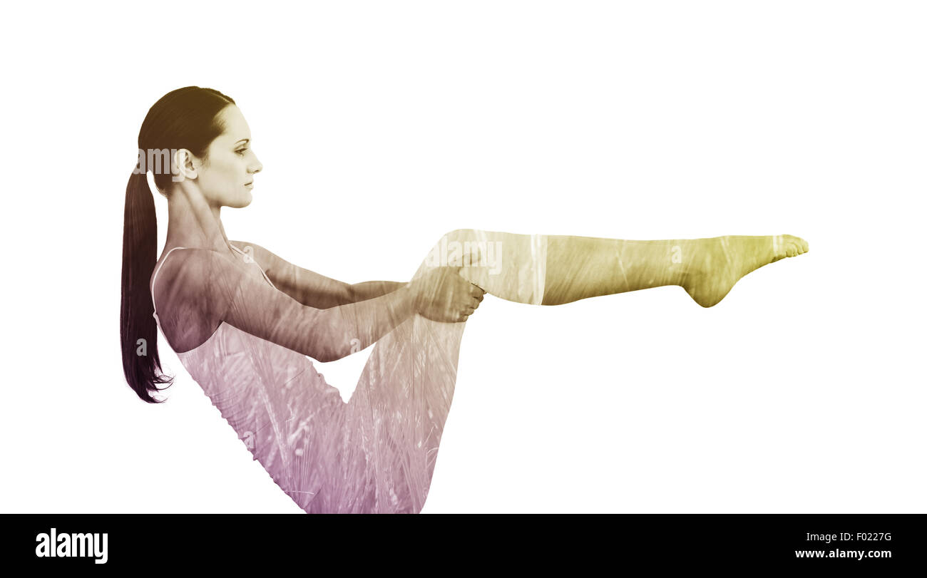 Zusammengesetztes Bild durchtrainierten Frau tun, die Boot-Pose im Fitness-studio Stockfoto