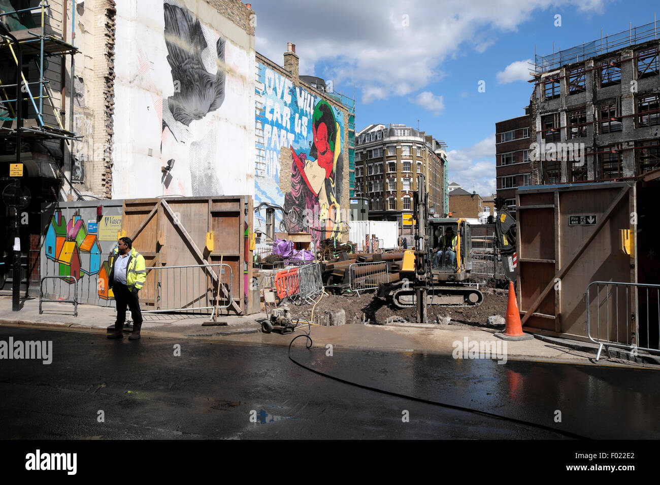 Abriss-Baustelle am Great Eastern & Leonard Street Hackney mit CEPT Wandkunst "Love Will Tear Us Apart" East London KATHY DEWITT Stockfoto