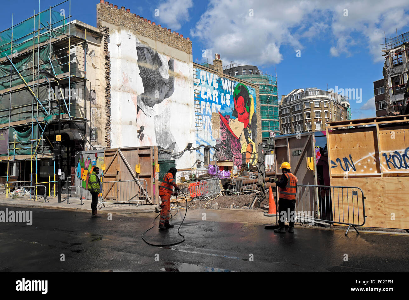 Abriss-Baustelle am Great Eastern & Leonard Street Hackney mit CEPT Wandkunst "Love Will Tear Us Apart" East London KATHY DEWITT Stockfoto