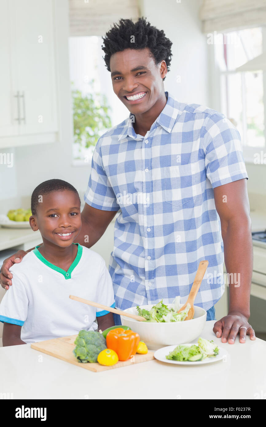 Glücklicher Vater und Sohn Gemüse vorbereiten Stockfoto