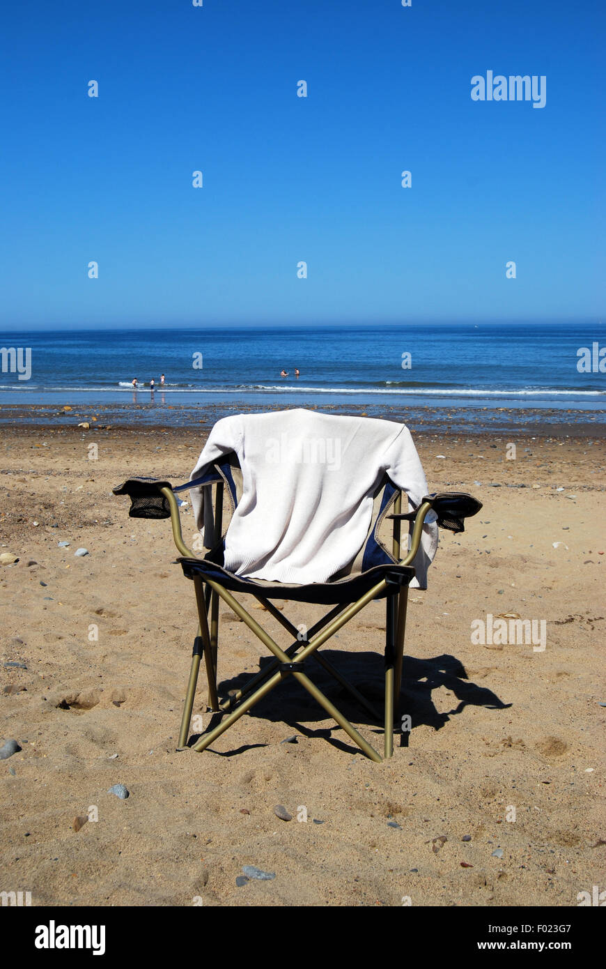 Leerer Stuhl auf Whitbys Strand. Stockfoto