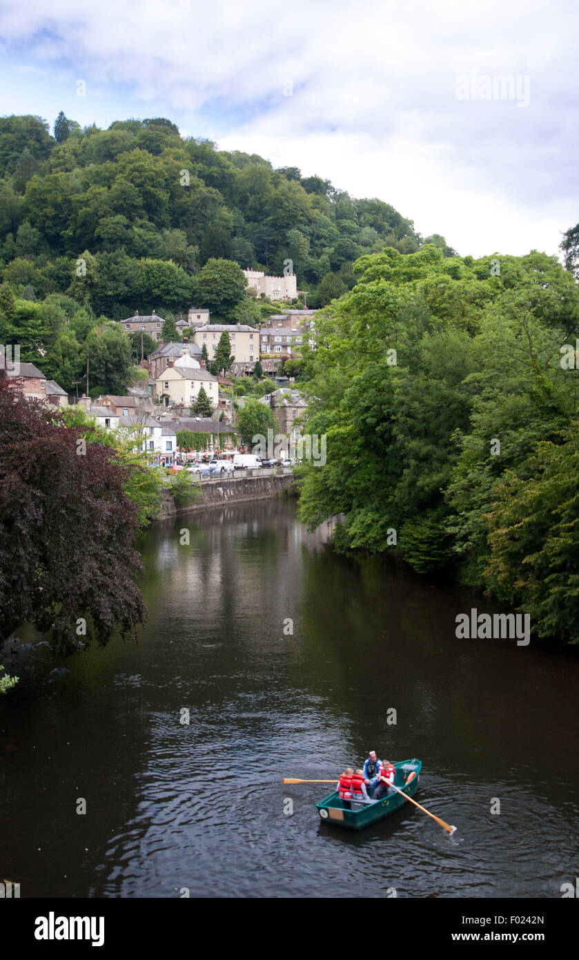 Ein Ruderboot navigiert den Derwent an Mallock Bath in Derbyshire Dales, England UK Stockfoto