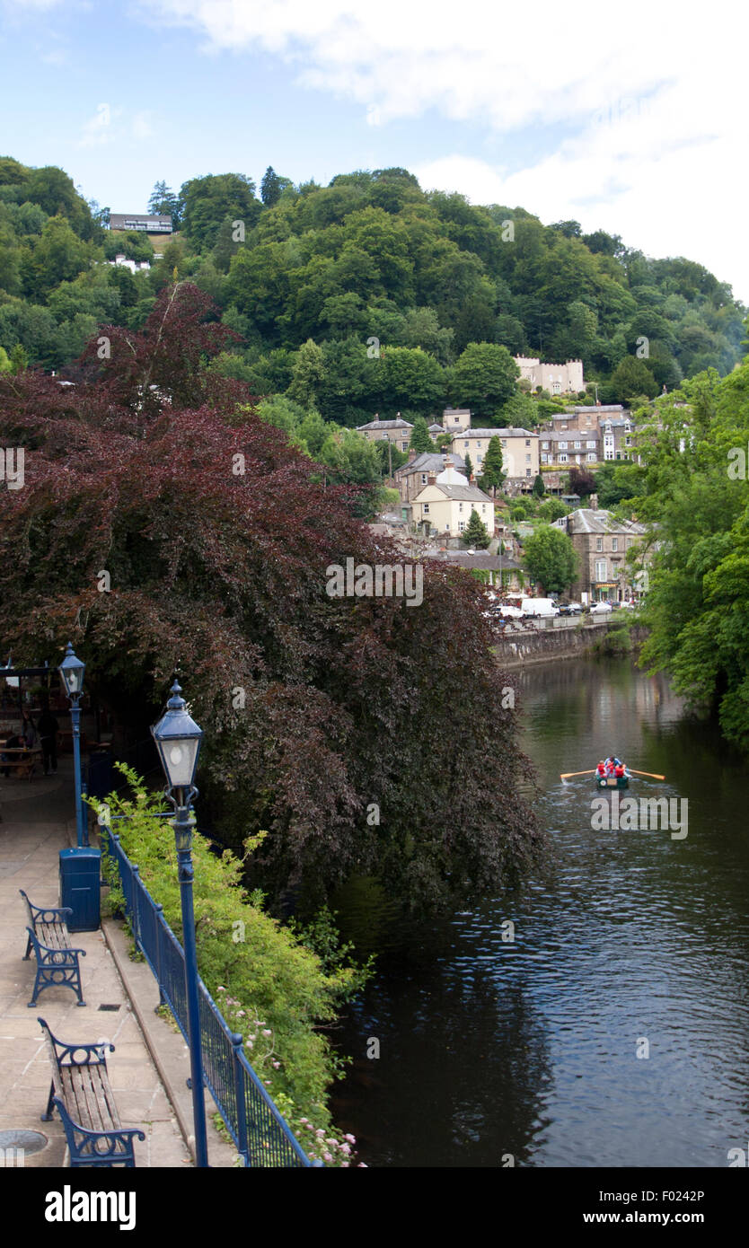 Ein Ruderboot navigiert den Derwent an Mallock Bath in Derbyshire Dales, England UK Stockfoto