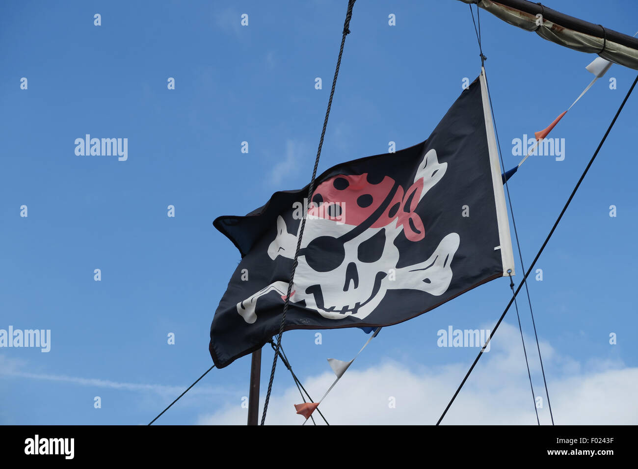 Piratenflagge fliegt hoch in eine kühle Sommerbrise Stockfoto