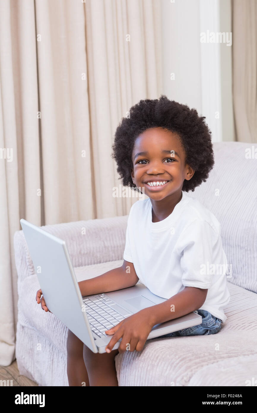 Porträt eines kleinen Jungen mit einem laptop Stockfoto
