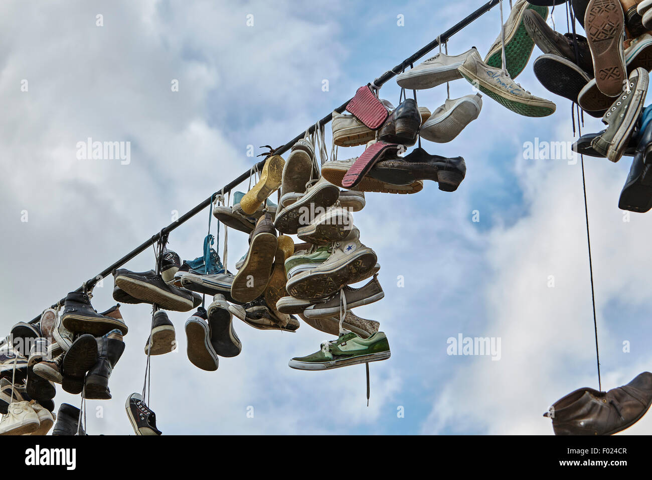 Schuhe hängen von einem Draht, Letna Park, Prag, Tschechische Republik Stockfoto