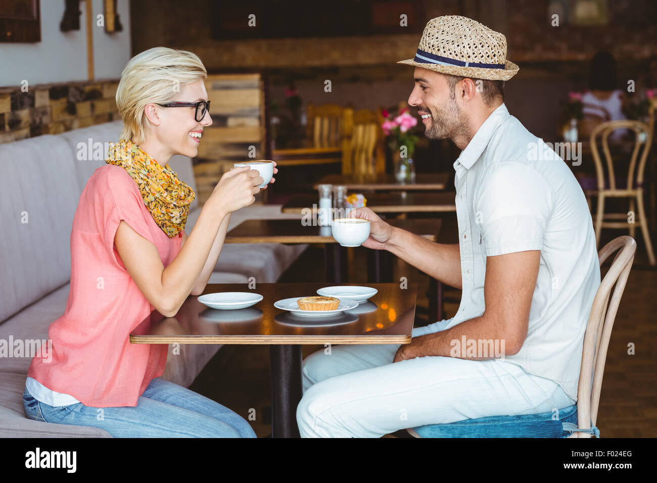 Süßes Paar auf ein Datum im Gespräch bei einer Tasse Kaffee Stockfoto