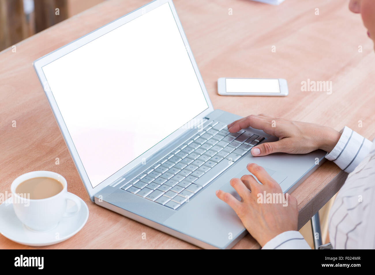 Eine Geschäftsfrau, die mit ihrem laptop Stockfoto