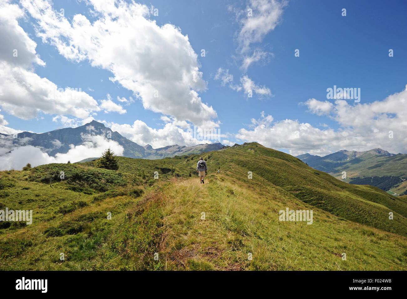 Wanderer auf der Glaser Grat in den Schweizer Alpen Kantons Graubündens. Stockfoto