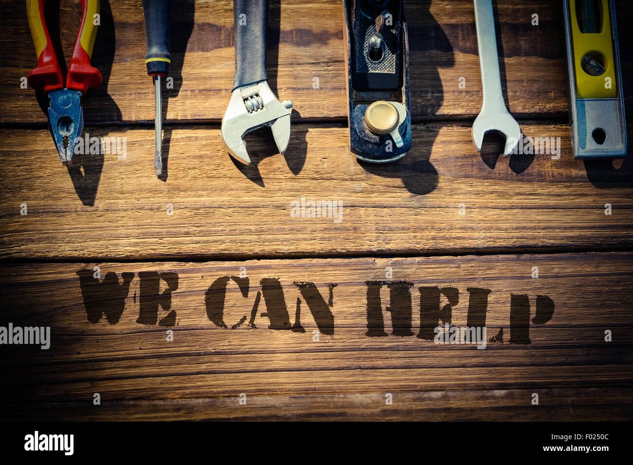 Wir helfen gegen Schreibtisch mit Werkzeugen Stockfoto