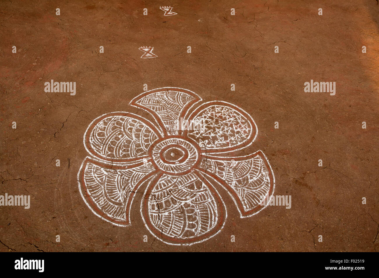 Traditionelle Rangoli, Kolam oder Muggu, dekorative Muster aus farbigem Sand auf dem Boden, Jaisalmer, Rajasthan, Indien Stockfoto