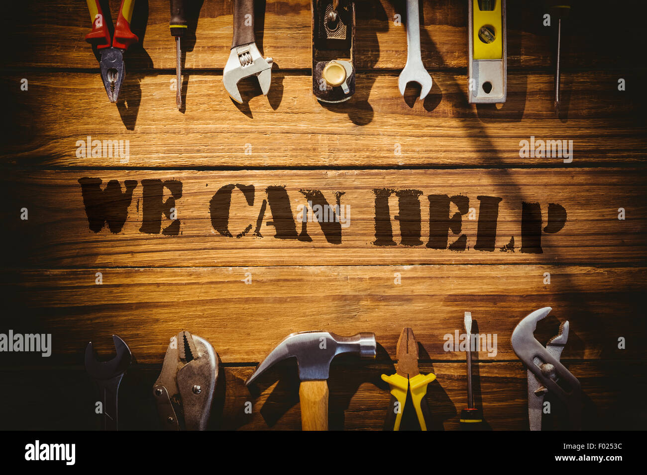 Wir helfen gegen Schreibtisch mit Werkzeugen Stockfoto