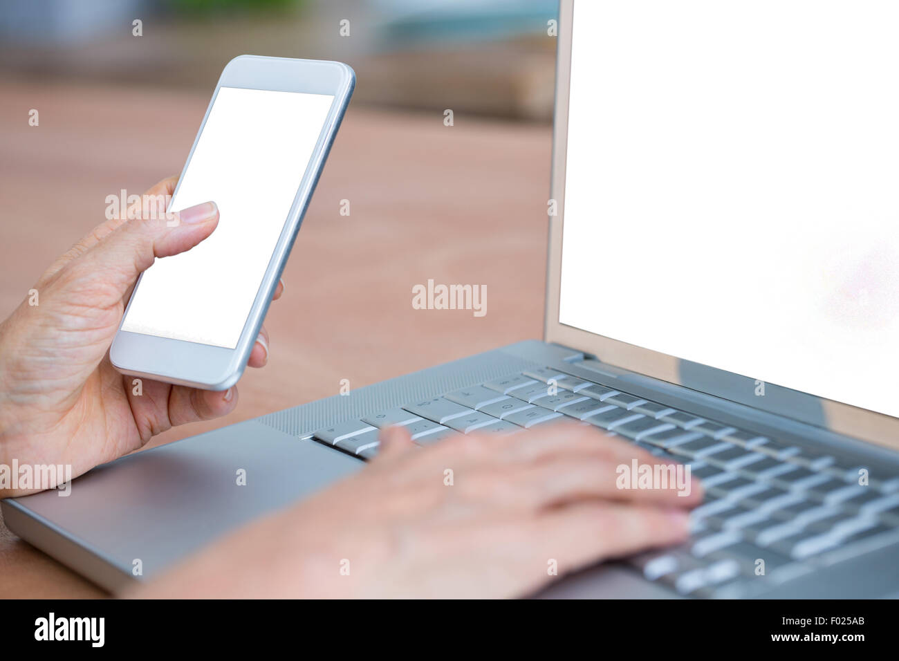 Nahaufnahme der Hände Tippen auf laptop Stockfoto