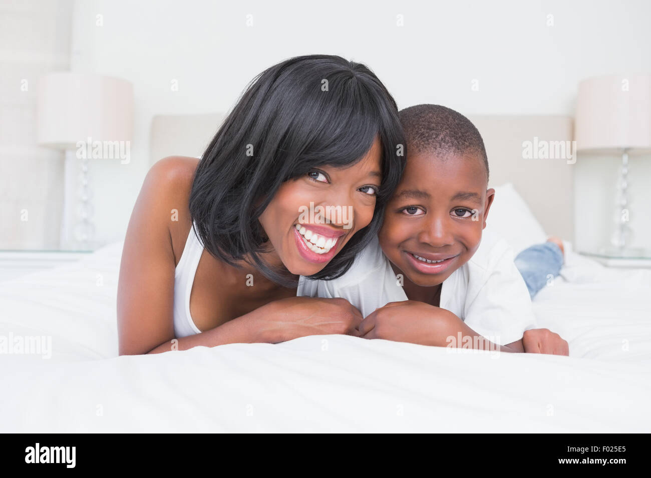 Porträt einer schönen Mutter mit Sohn im Bett Stockfoto