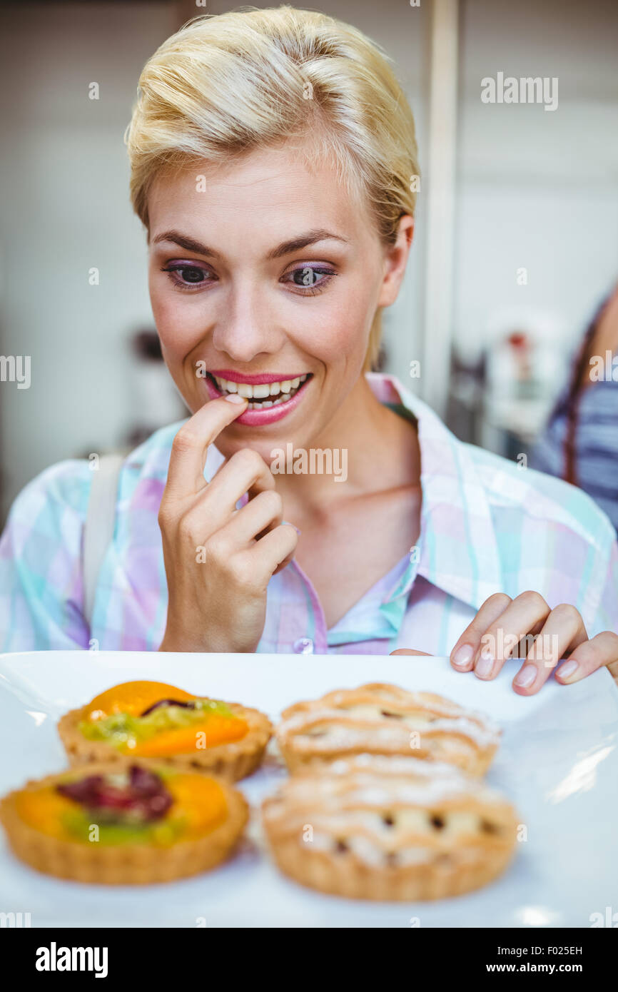 Hübsche Frau betrachten einen Obstkuchen Stockfoto