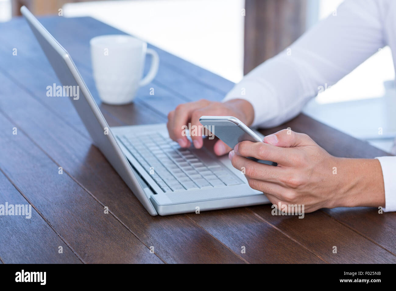 Nahaufnahme eines Geschäftsmannes Tippen auf laptop Stockfoto