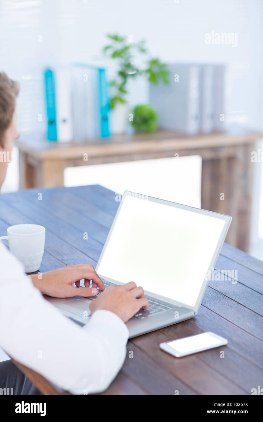 Rückansicht eines Geschäftsmannes Tippen auf laptop Stockfoto