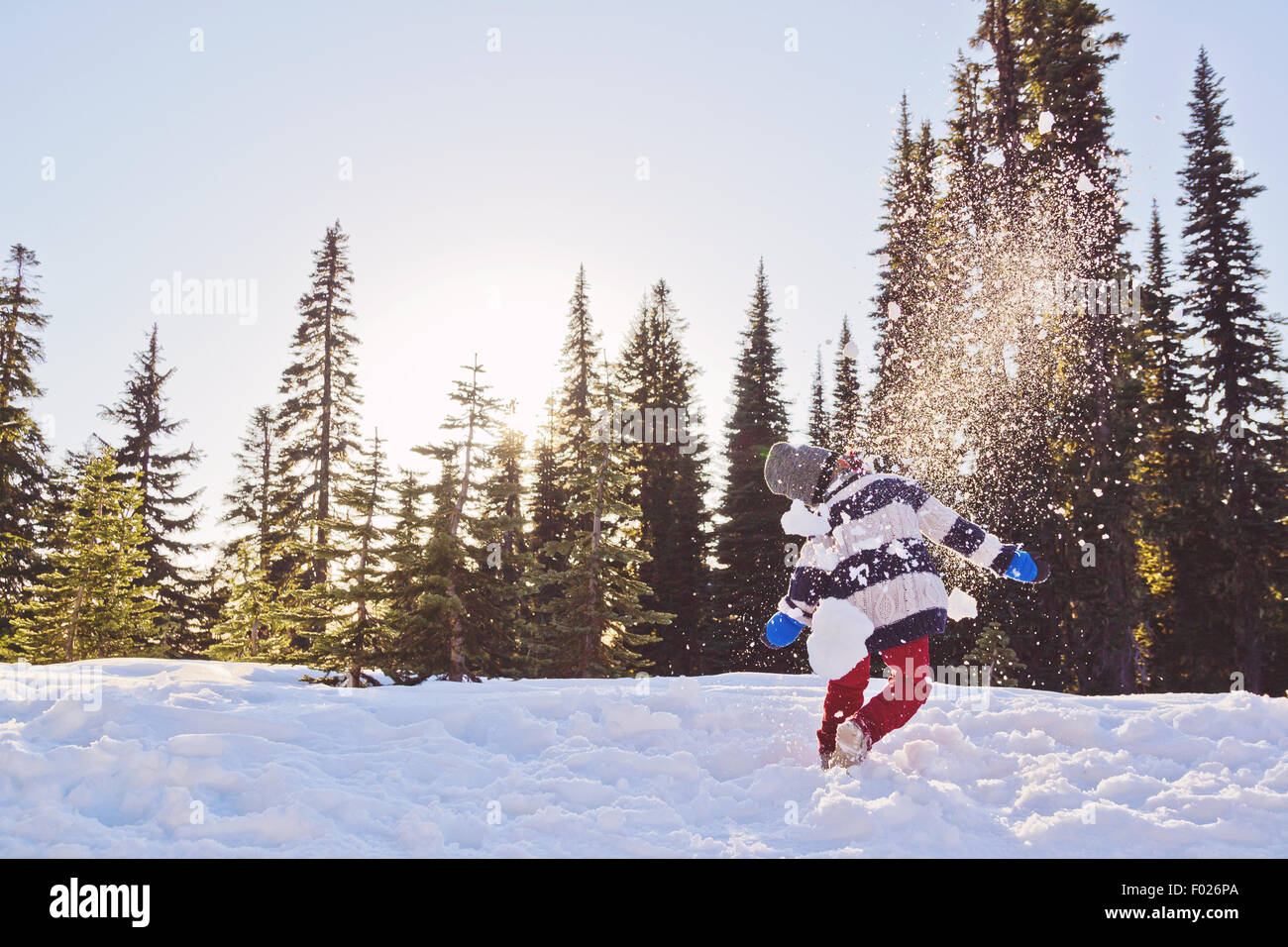 Junge mit einer Schneeballschlacht Stockfoto