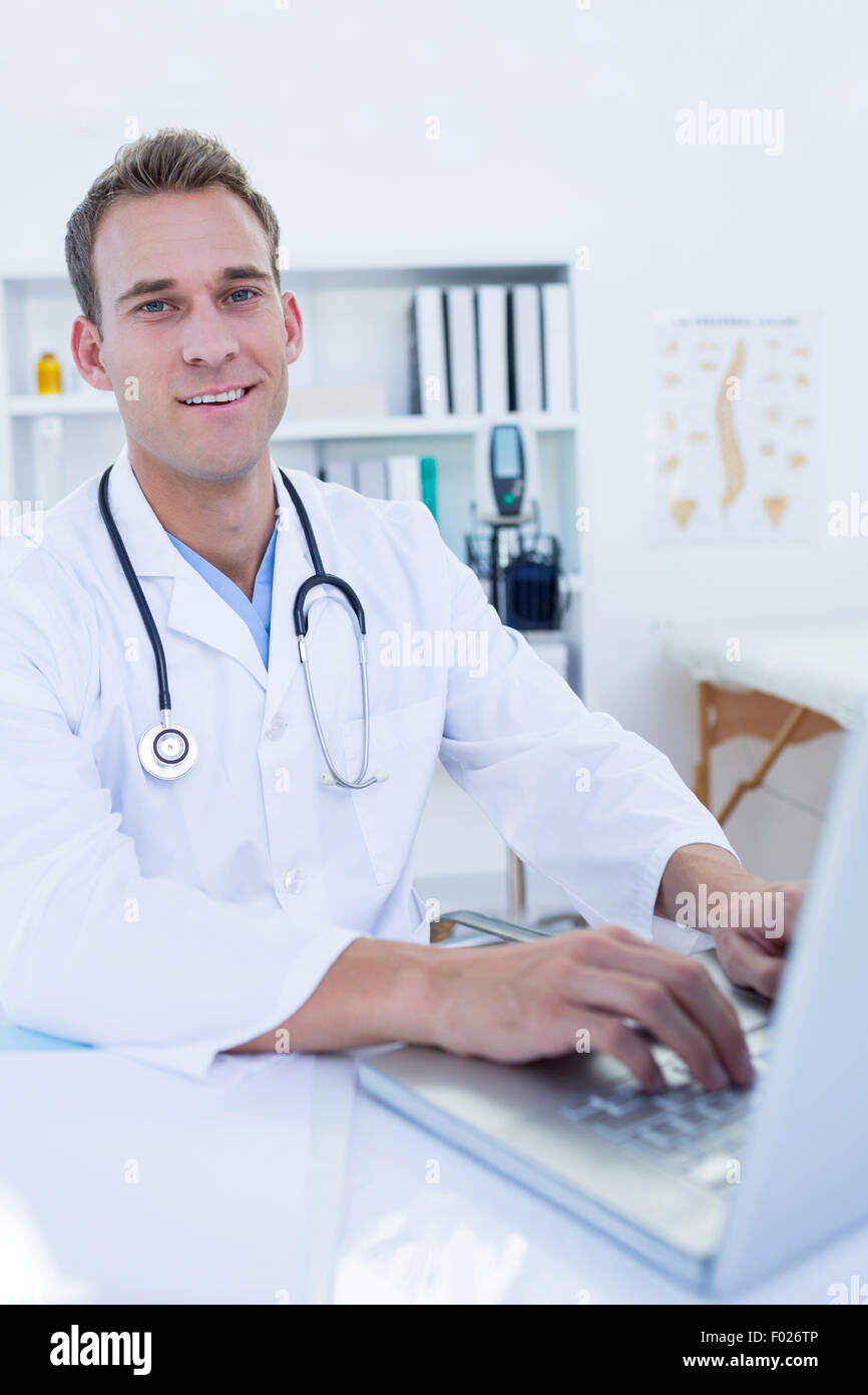 Porträt von lächelnden Arzt arbeitet mit laptop Stockfoto