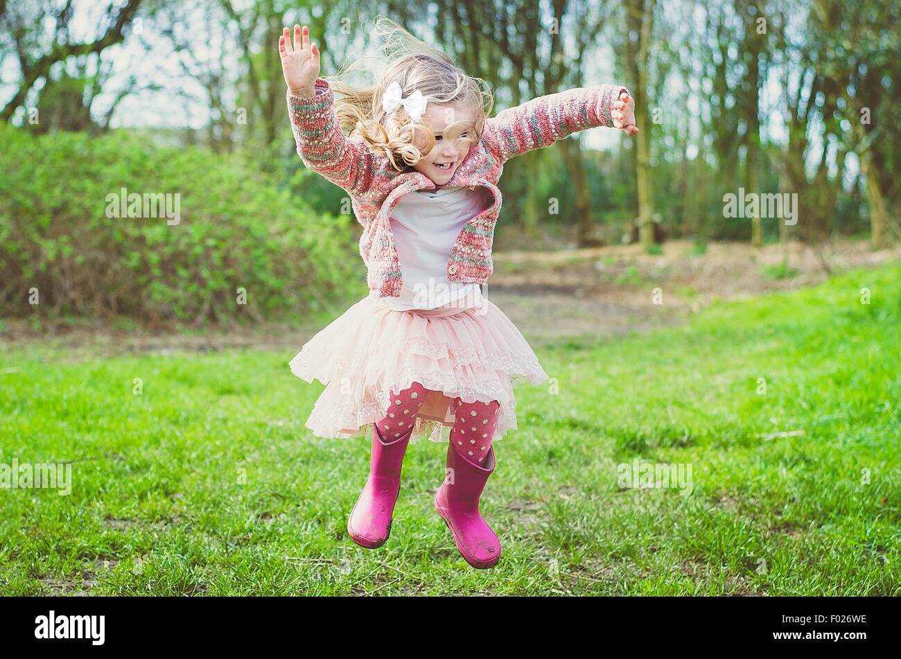 Mädchen springt in die Luft im park Stockfoto