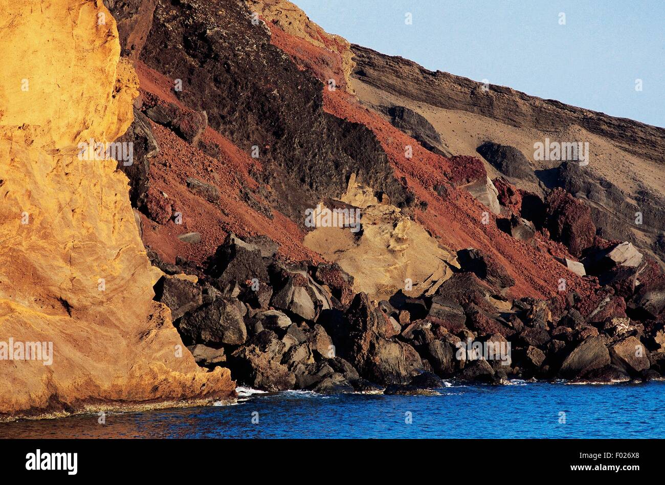 Lavafelsen, Monte Nero (Black Mountain), Cala Pozzolan, Linosa, pelagischen Inseln, Sizilien, Italien. Stockfoto