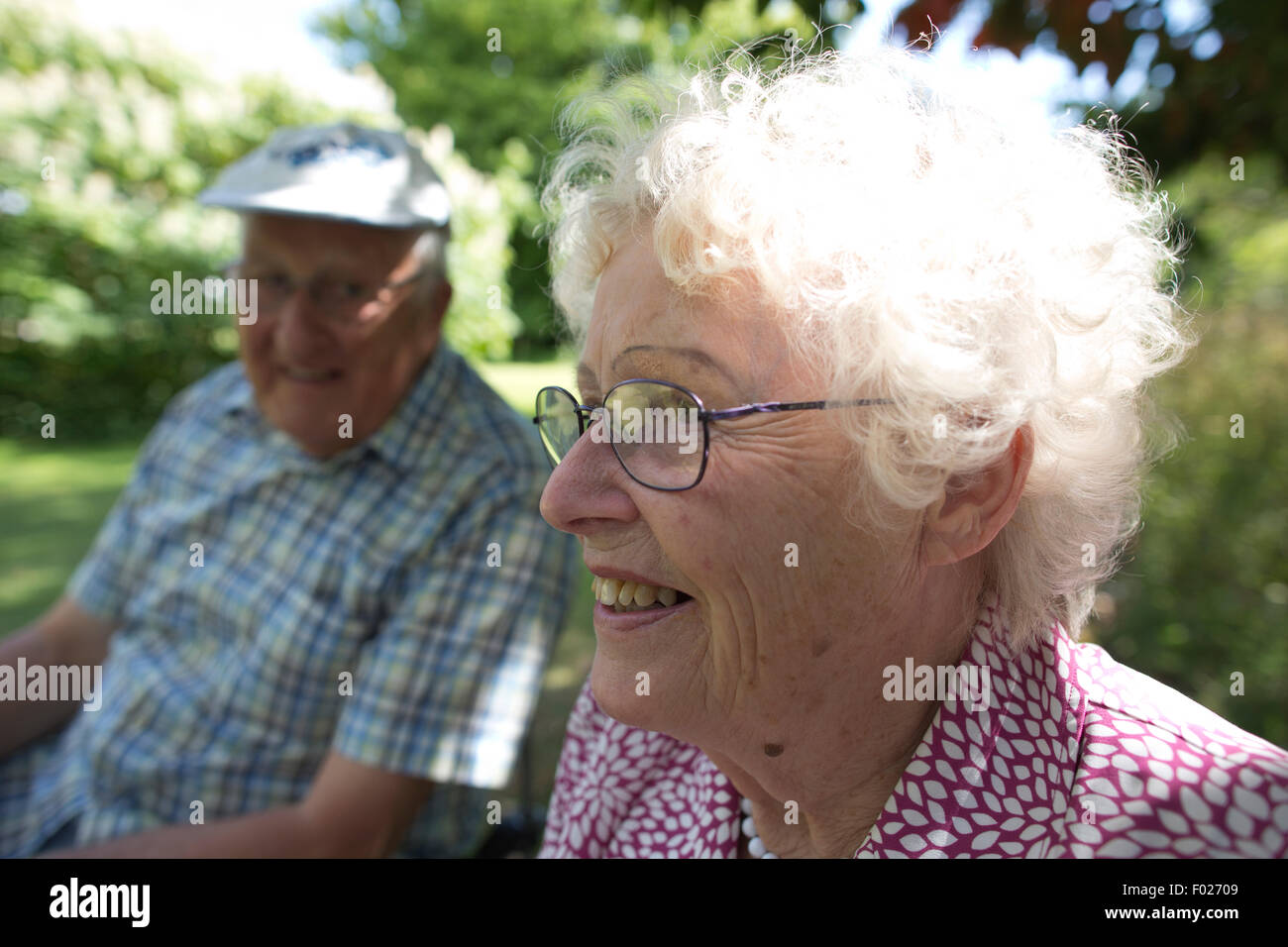 Großeltern, Rentner, in der Sonne, genießen ihre Twilight Jahre, England, UK Stockfoto
