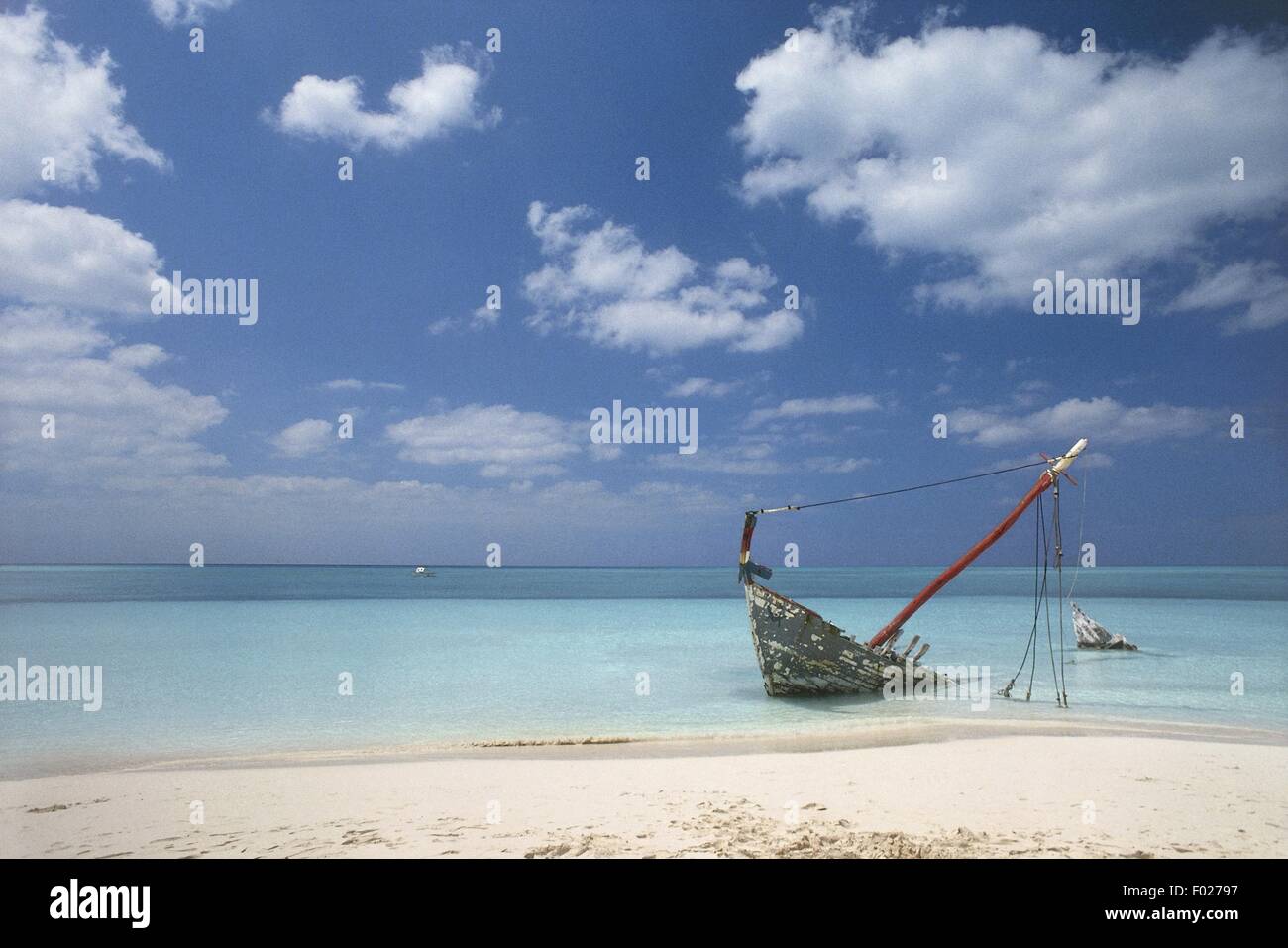 Zerstörten Boot am Strand, Long Island, Bahamas Stockfoto