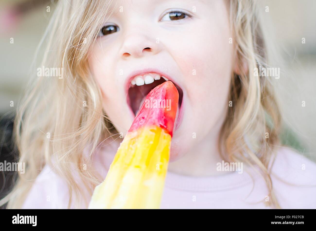 Porträt eines Mädchens, Essen ein Eis am Stiel Stockfoto