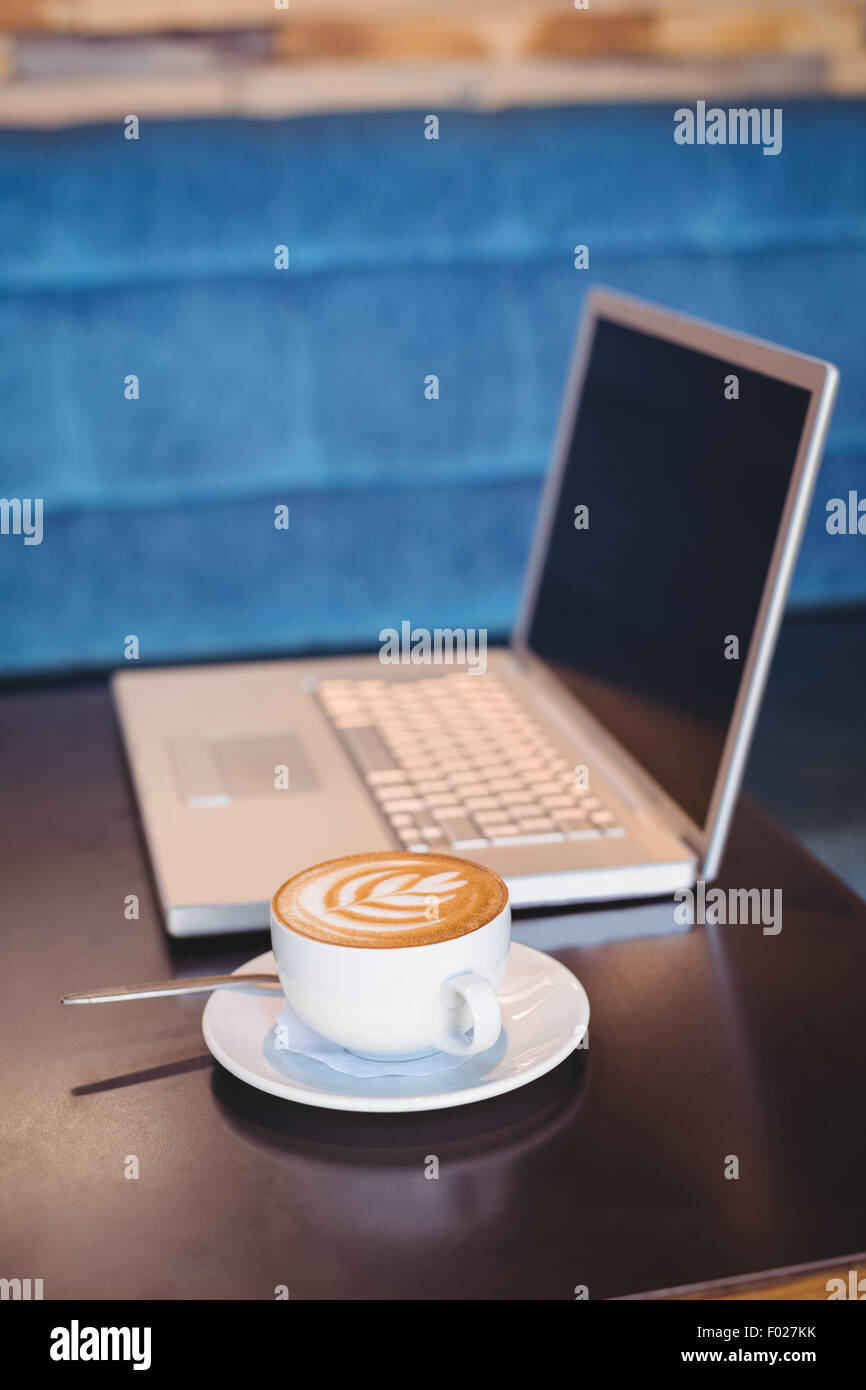 Nahaufnahme von Laptop und Kaffee am Tisch Stockfoto