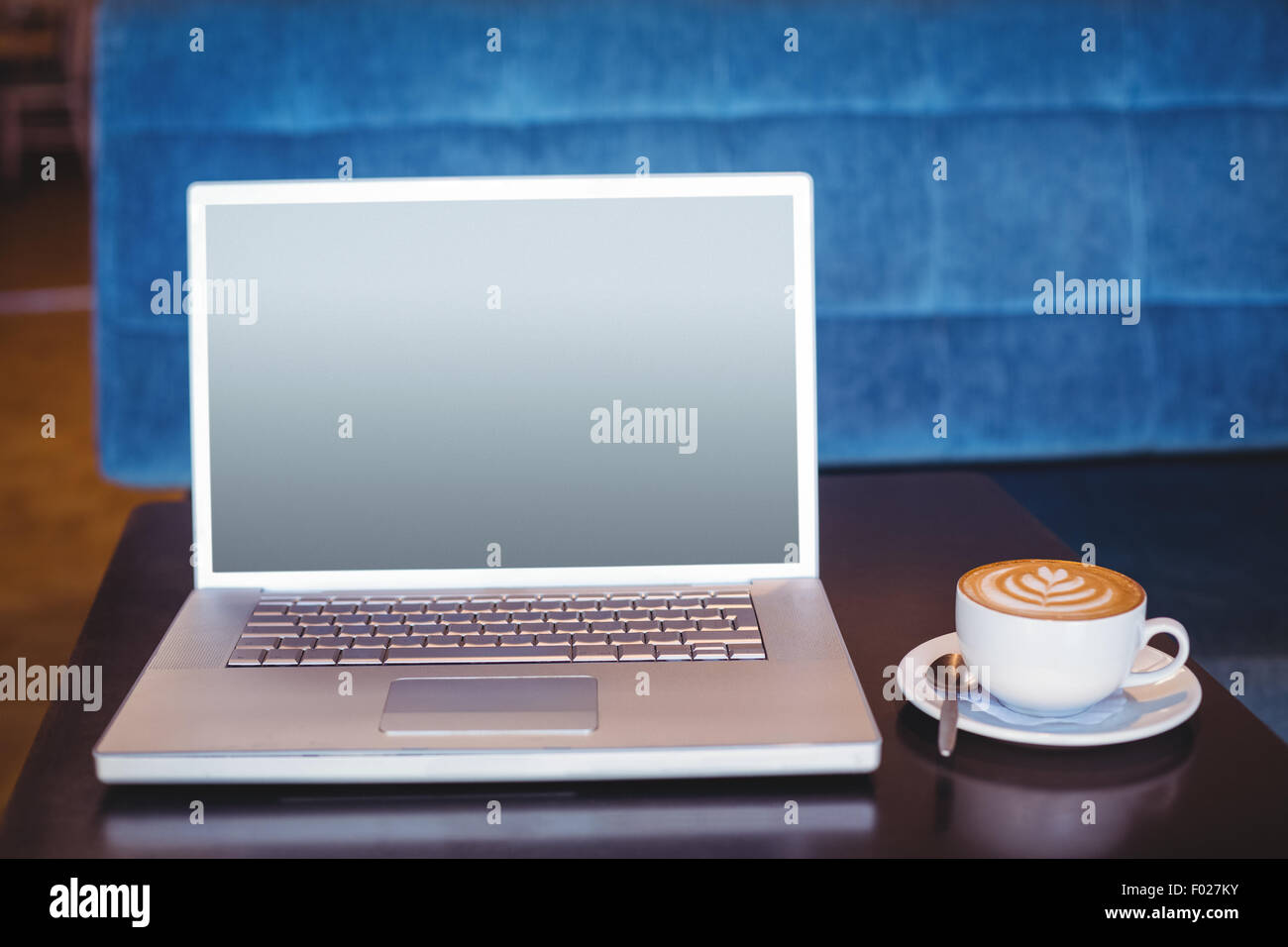 Nahaufnahme von Laptop und Kaffee am Tisch Stockfoto