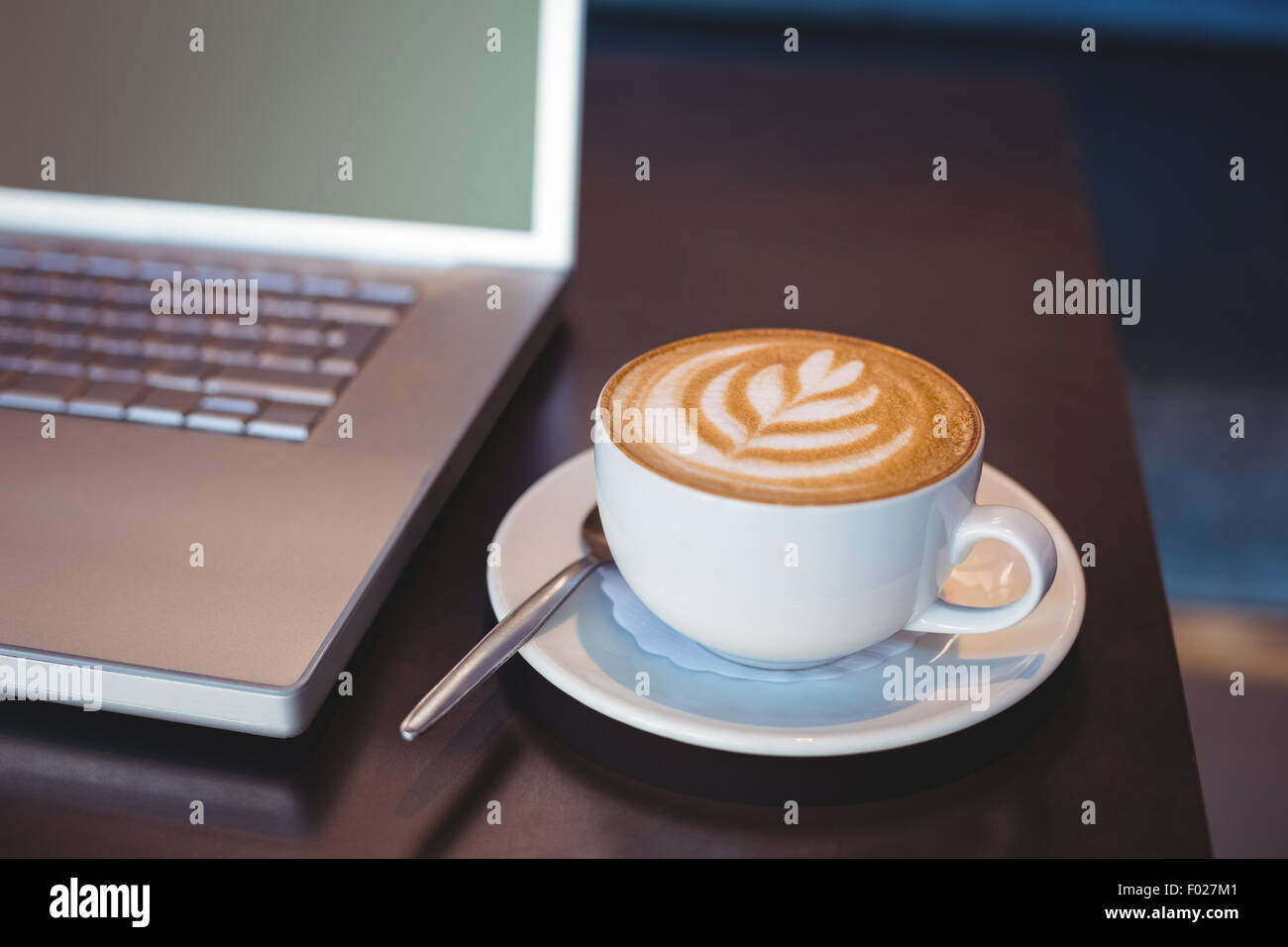 Nahaufnahme von Laptop und Kaffee am Tisch Stockfoto