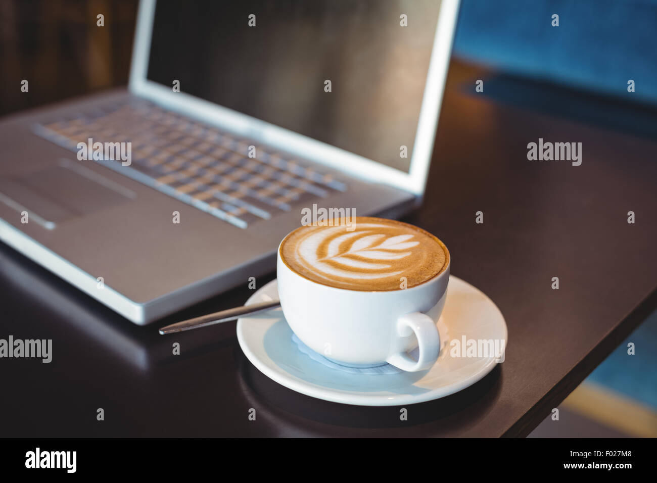 Nahaufnahme von Laptop und Kaffee am Tisch Stockfoto