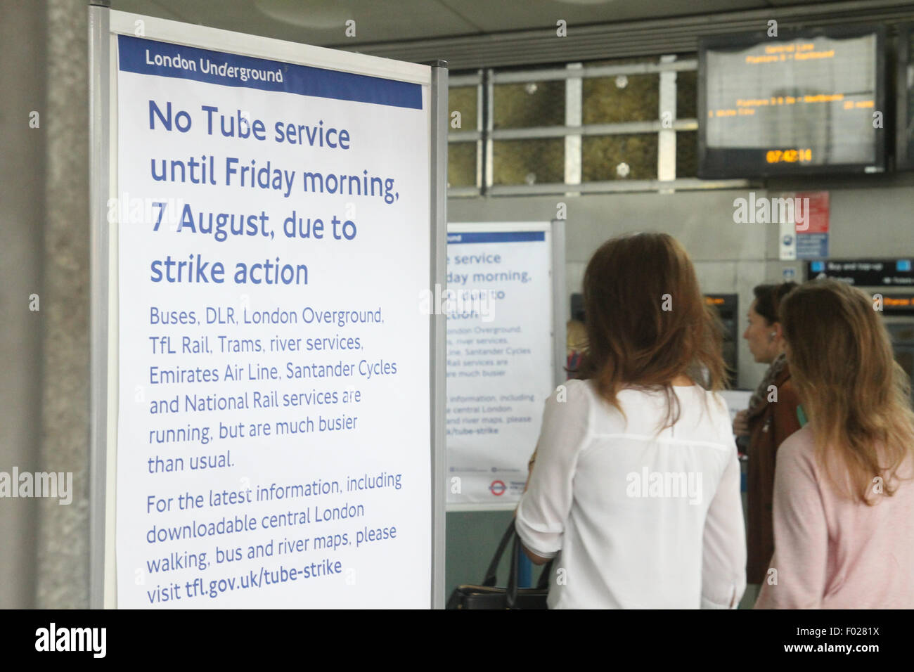 London, UK. 6. August 2015. Lonodners gesehen am Bahnhof Stratford war offen für Overground und DLR Dienstleistungen. Eine zusätzliche 250 Busse, darunter alte Routemaster-Busse wurden auf den Straßen wie die Nacht, die das Rohr Rohr streiken eine 24-Stunden Service Zeile herunterfährt. Londoner U-Bahn Streik der Gewerkschaften zum zweiten Mal in einem Monat. Foto: Credit: David Mbiyu/Alamy Live-Nachrichten Stockfoto