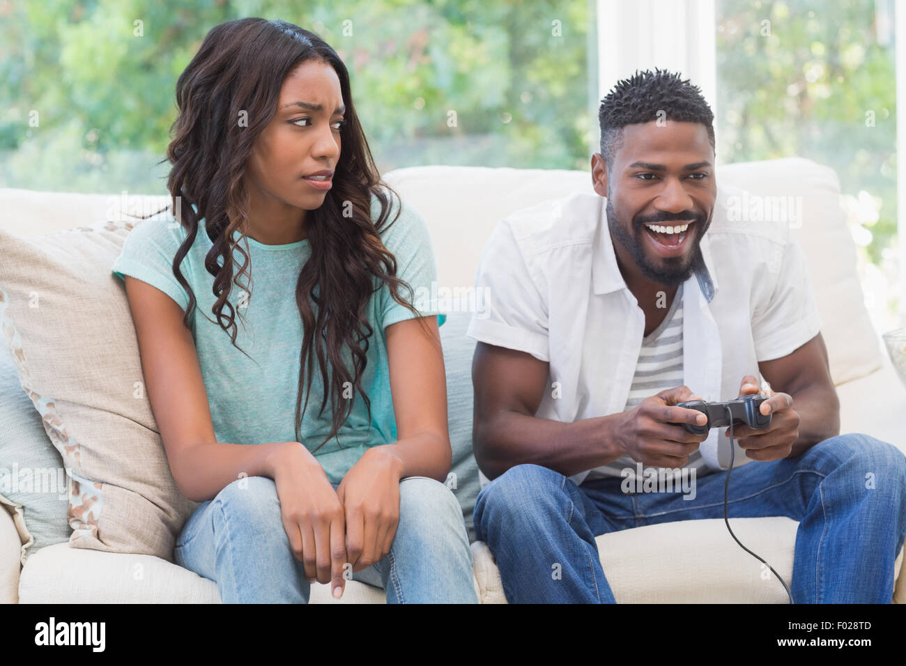 Verärgert Frau von Partner ignoriert Stockfoto