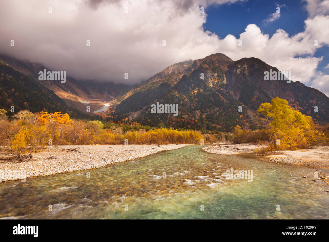 Herbstfärbung entlang des Azusa-Flusses in Kamikochi National Park (上高地) in Japan. Stockfoto