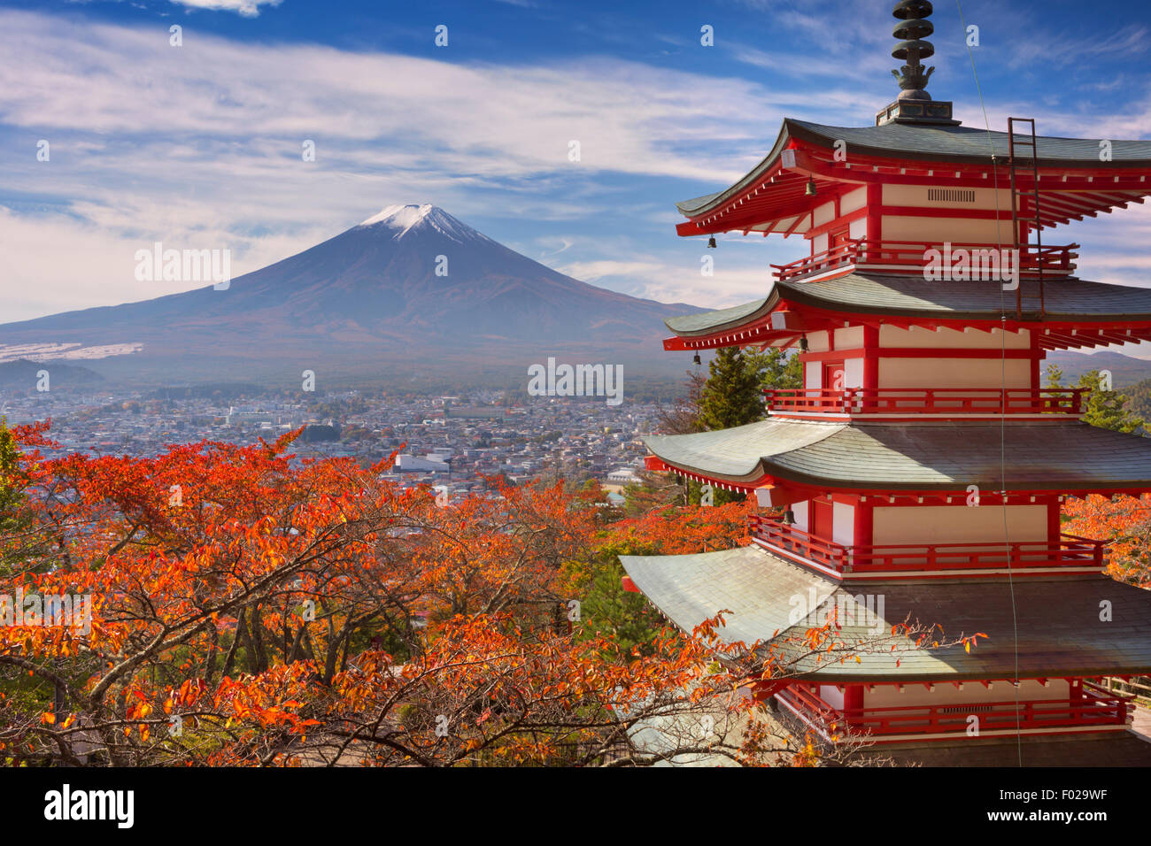 Die Chureito Pagode und Mount Fuji (Fujisan 富士山) im Hintergrund an einem hellen Tag im Herbst. Stockfoto