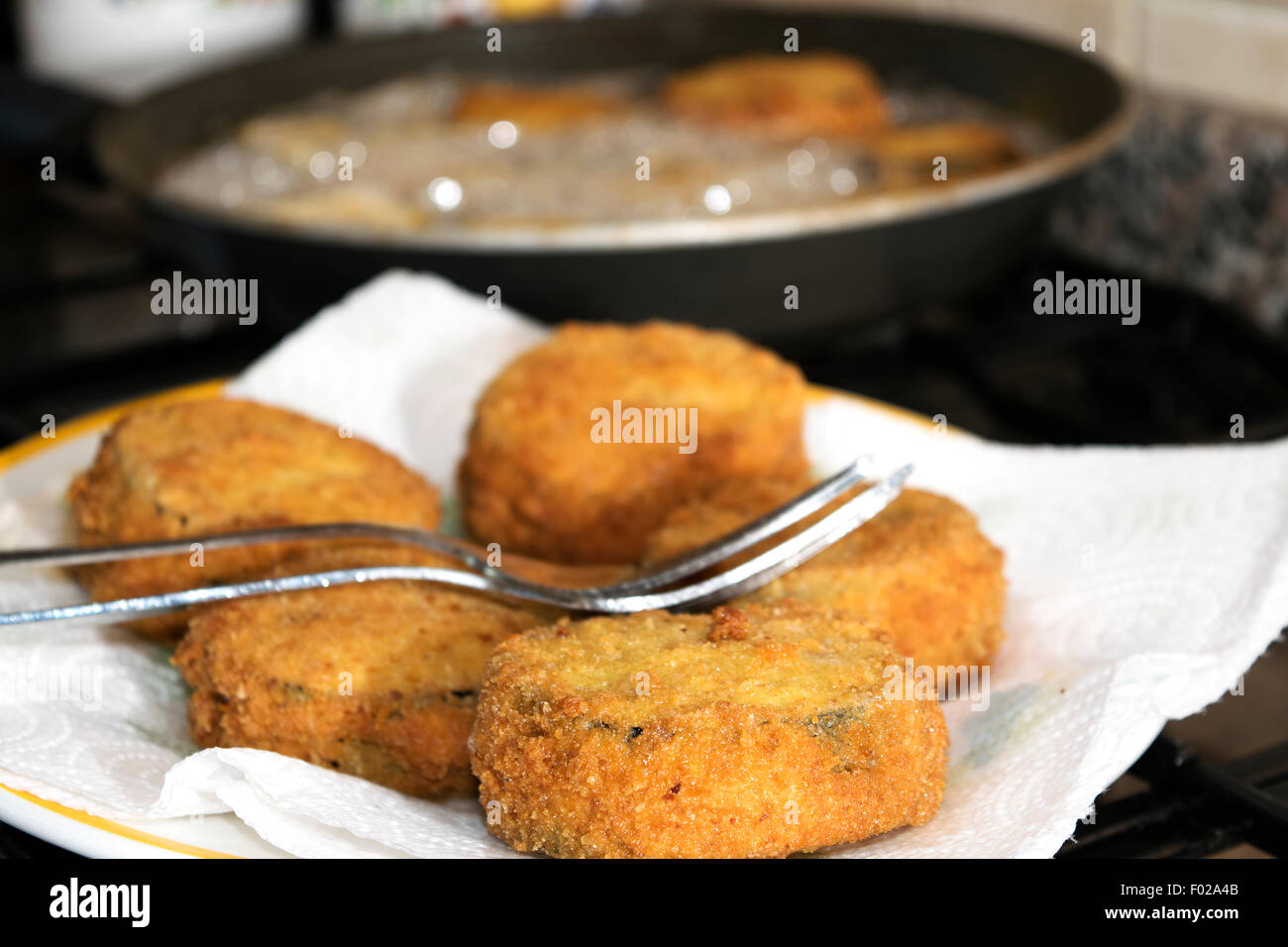 Auberginen in einer Kutsche oder Auberginen in Carrozza gebratene Eggplantase mit Mozzarella-Füllung Stockfoto