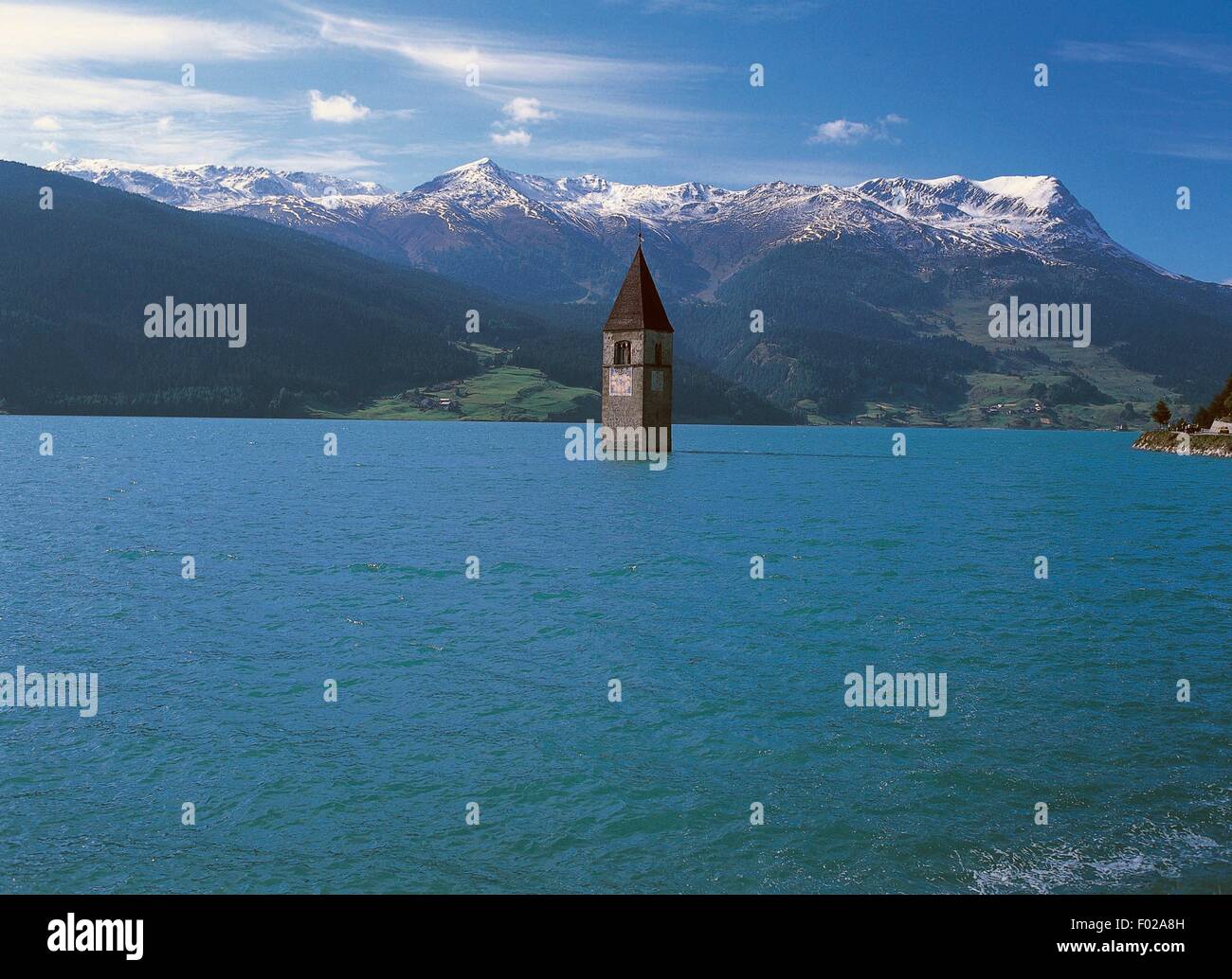 Der alte Glockenturm (14. Jh.) Curon Venosta Kirche steigt aus dem Wasser des künstlichen Sees von Reschen, Trentino-Alto Adige, Italien. Stockfoto