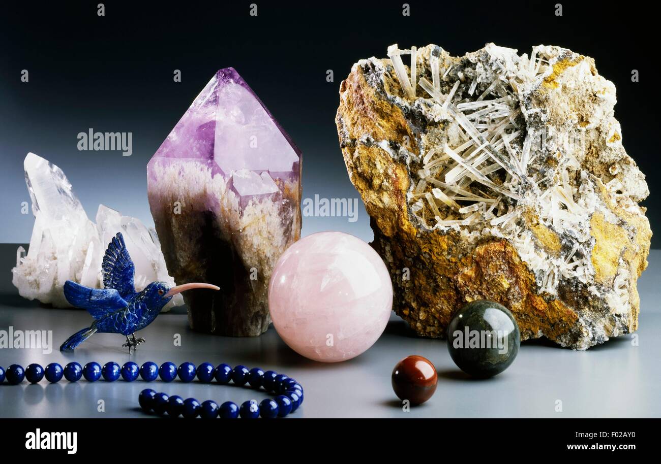 Mineralien und Edelsteine, Roh und verarbeitet. Stockfoto