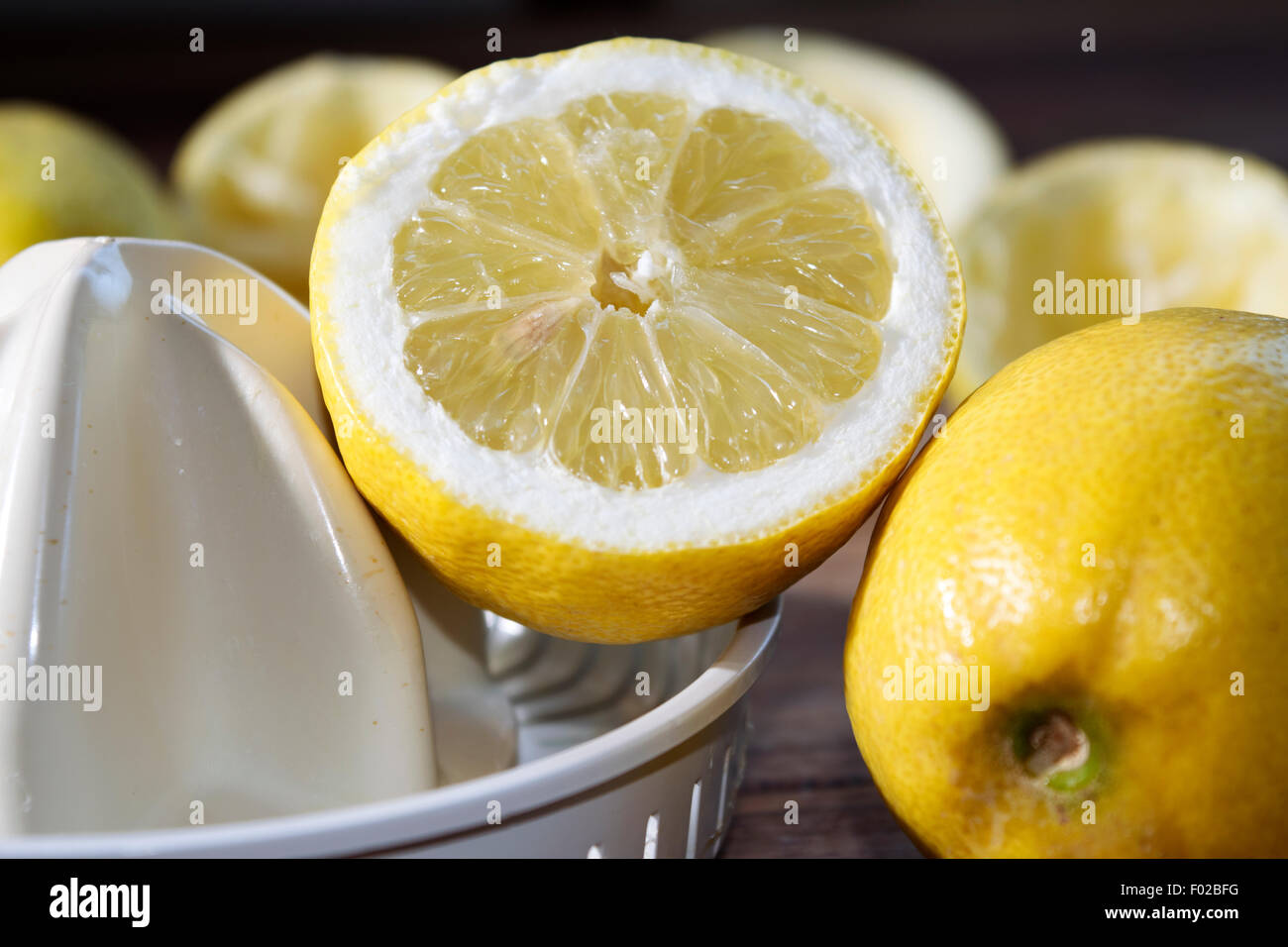 Konzept der Entgiftung Ernährung mit der Zitronen-Frucht der Gesundheit Stockfoto
