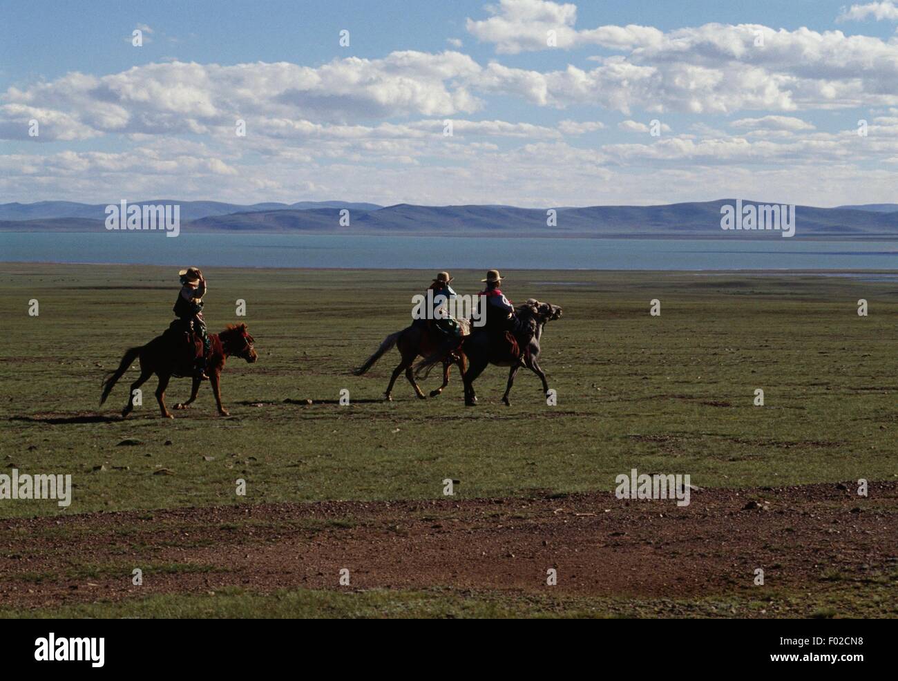 Männer auf dem Pferderücken, Chang Tang Plateau, Tibet, China. Stockfoto