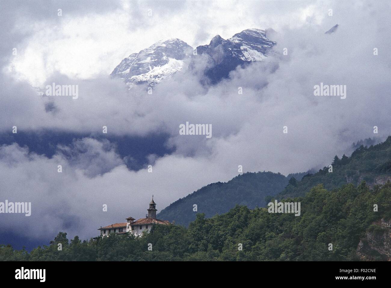 Italien - Trentino-Alto Adige Region - Val di Non - Cunevo. Maso la Santa, Wolken Stockfoto