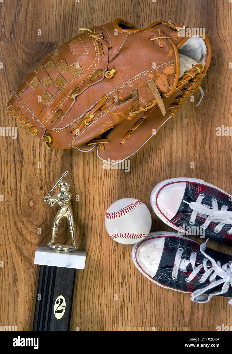 Jugendbaseball mit begehrte Trophäe und Lieblings-Handschuh. Stockfoto
